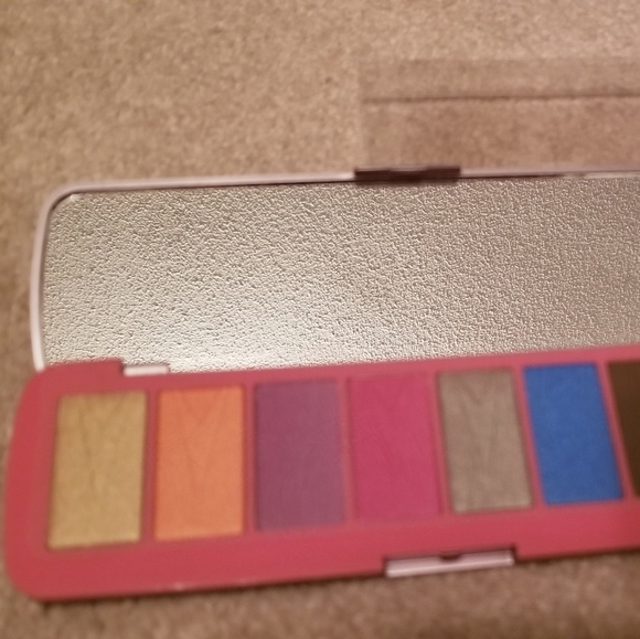 *FREE* NWT Makeup Revolution Brave Spirit Eye Shadow Palette - Picture 6 of 7
